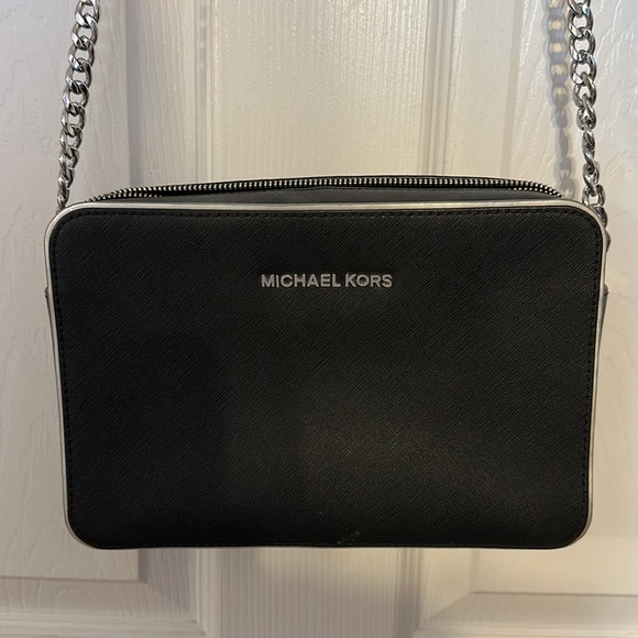 Michael Kors crossbody Excellent Used condition - Picture 2 of 5